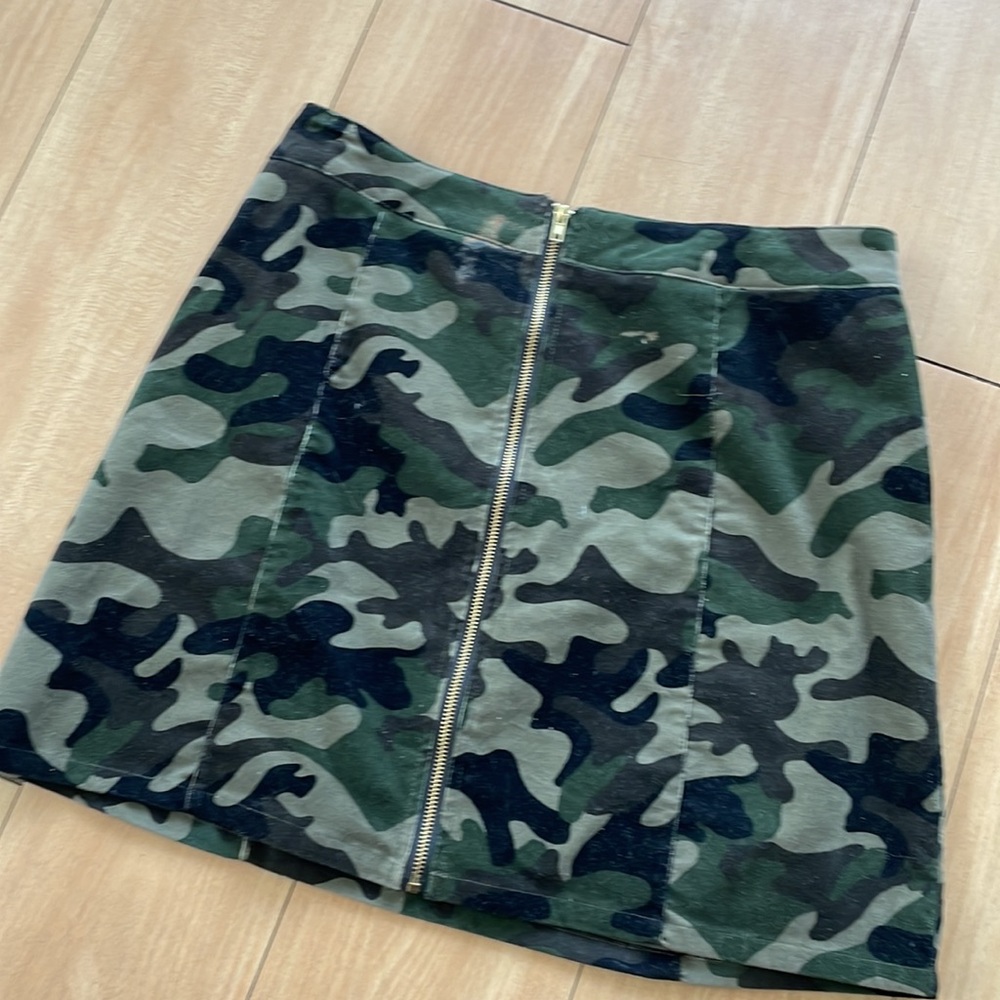 Camo Soft see mini skirt with front zipper size medium
